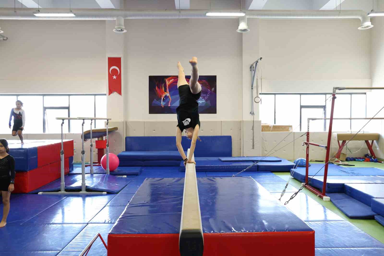 Cimnastik ile spor hayatına başlayan çocuklar diğer branşlarda da büyük başarı gösteriyor