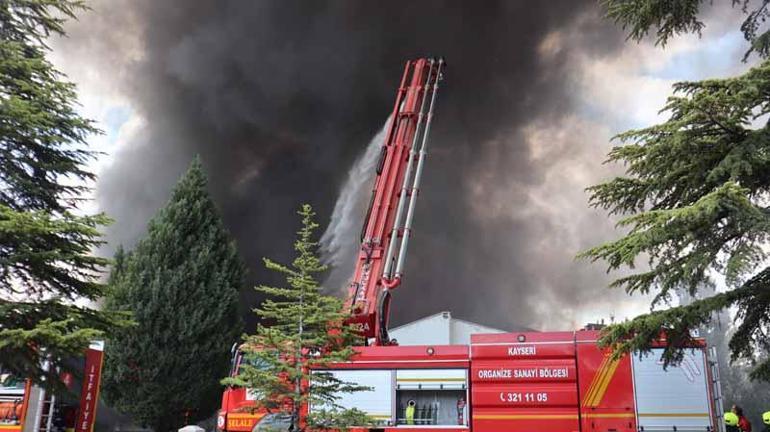 Kayseri'de sünger fabrikasında yangın