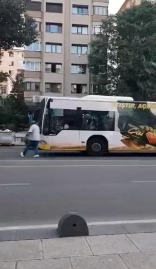 Kadıköy'de önce şoförle tartıştı; sonra İETT otobüsünün sileceklerini kırdı