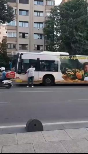 Kadıköy'de önce şoförle tartıştı; sonra İETT otobüsünün sileceklerini kırdı