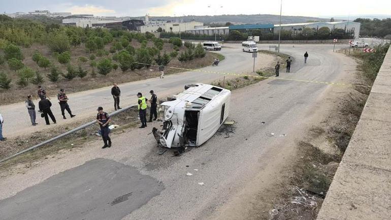 İşçi servis minibüsü aydınlatma direğine çarpıp devrildi; 13 yaralı