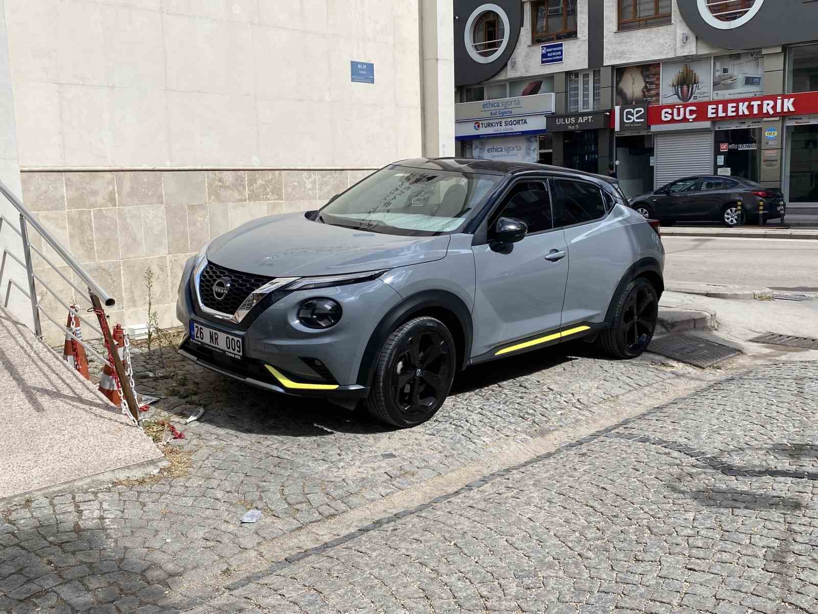 Yasaklı alanlara park edilen araçlar tepki çekiyor