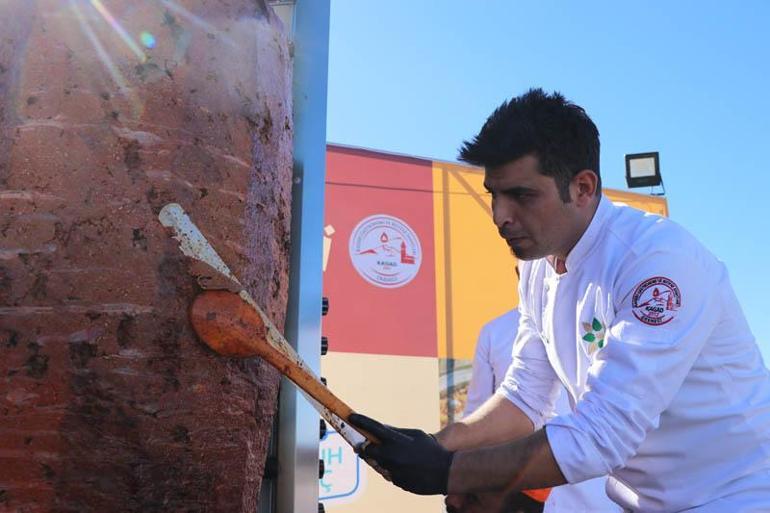 Kayseri'de vatandaşlara 1 ton sucuk döner dağıtıldı