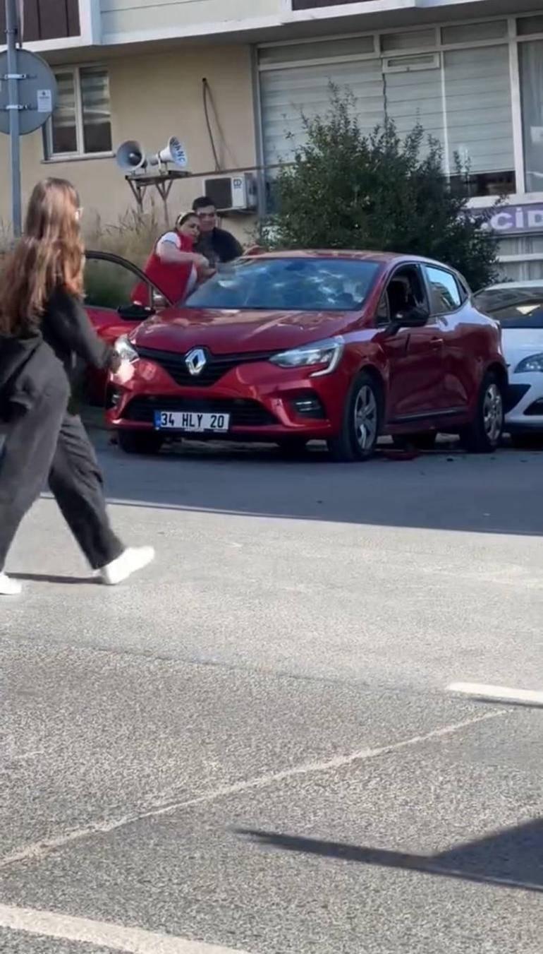 Arnavutköy'de elindeki satırla defalarca otomobile vurdu; o anlar kamerada