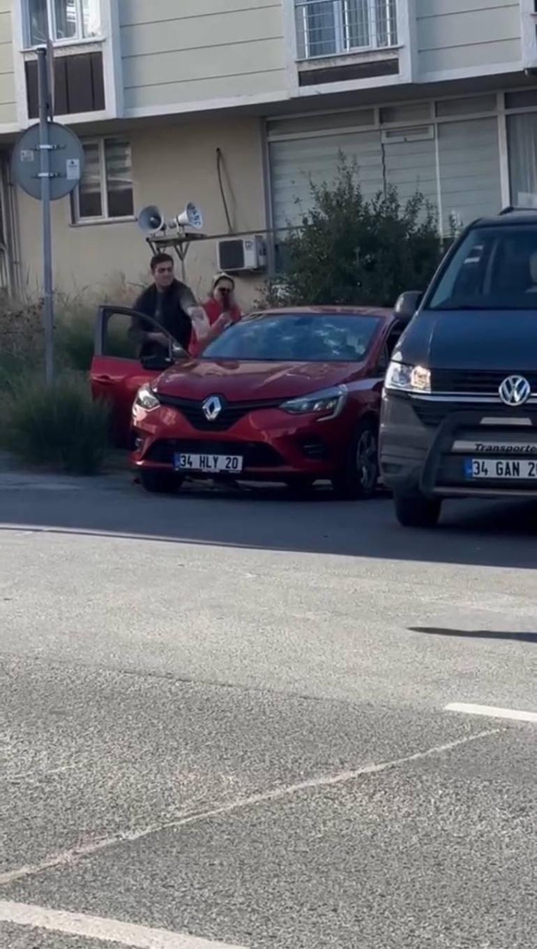 Arnavutköy'de elindeki satırla defalarca otomobile vurdu; o anlar kamerada