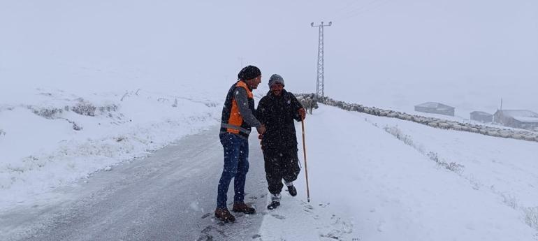 Yaylada kardan mahsur kalan çoban ve sürüsü kurtarıldı