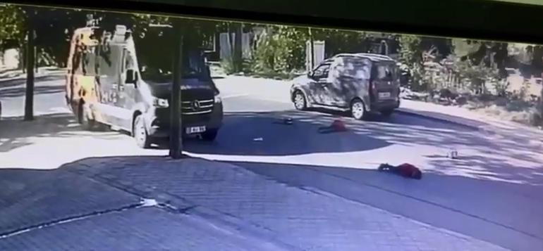 Yaya geçidinde minibüsün çarptığı anne ile ikizleri yaralandı; kaza kamerada