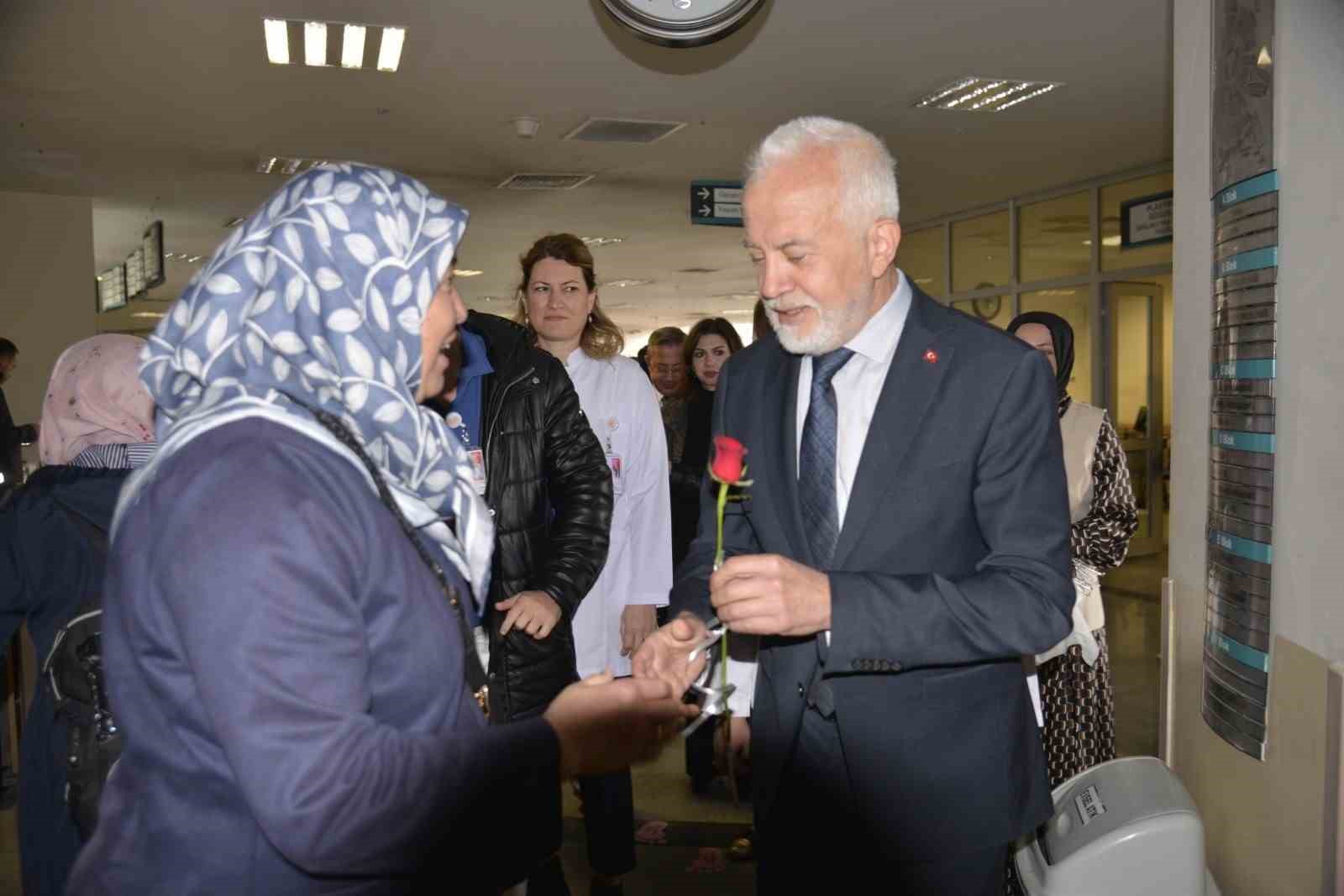 İl Sağlık Müdürü Bildirici hasta hakları stantlarını ziyaret etti