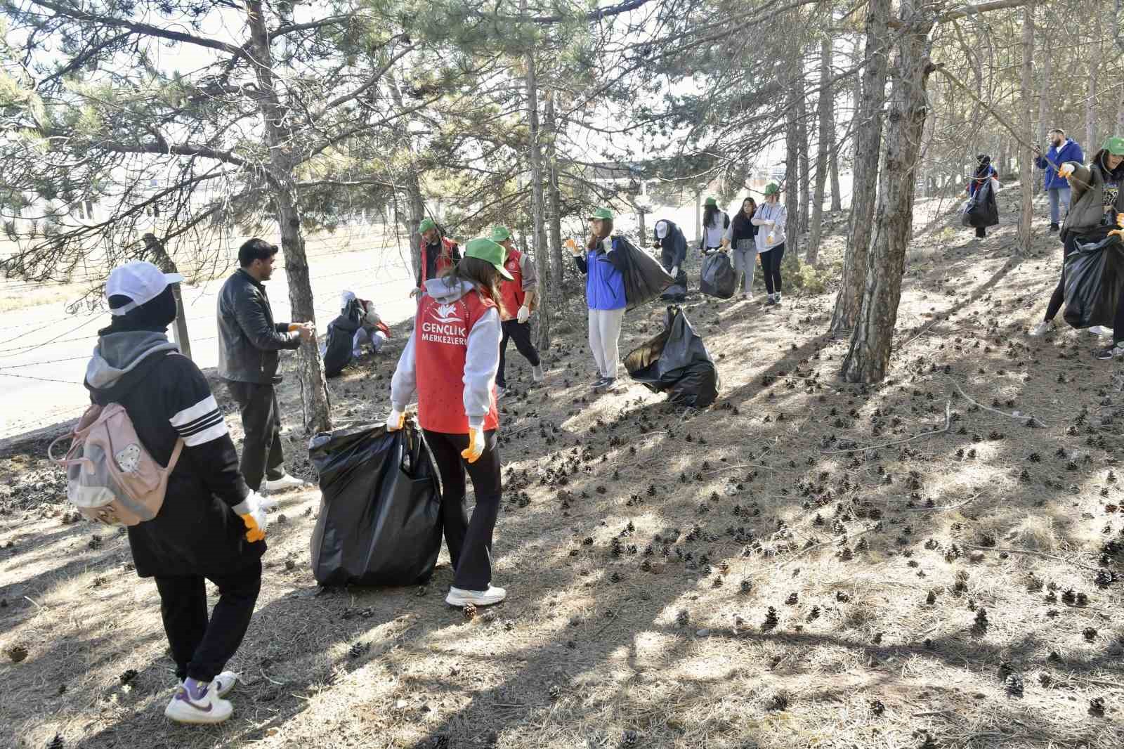 Eskişehir’de bürokratlar ve gençler ormanları temizledi