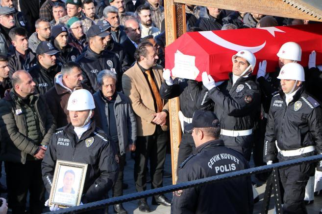 İzmir'de öldürülen polisin eşi: Ocağımı yıktılar, ocakları yıkılsın