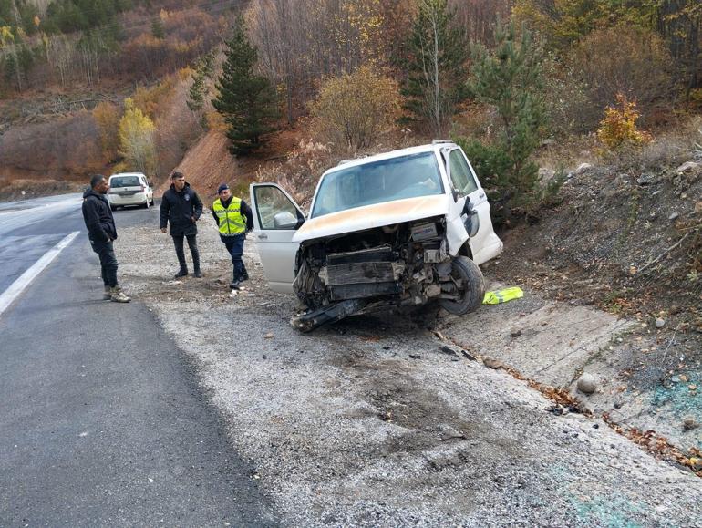 Otomobil ile minibüs kafa kafaya çarpıştı: 10 yaralı