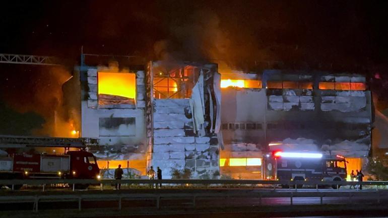 Tekirdağ'da çıkan yangında, fabrika kullanılamaz hale geldi