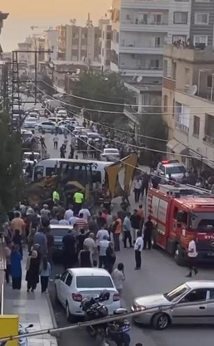 Hatay'da freni arızalanan kepçe 7 araca çarptı: 8 yaralı