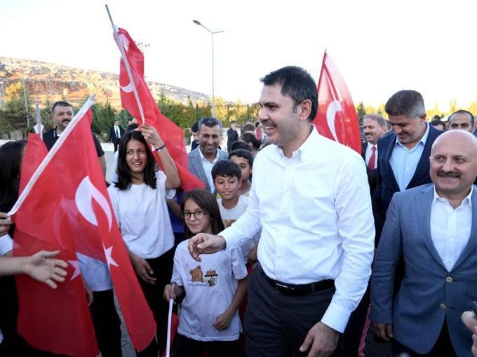 Bakan Kurum, halı saha sözünü tuttuğu çocuklarla futbol oynadı