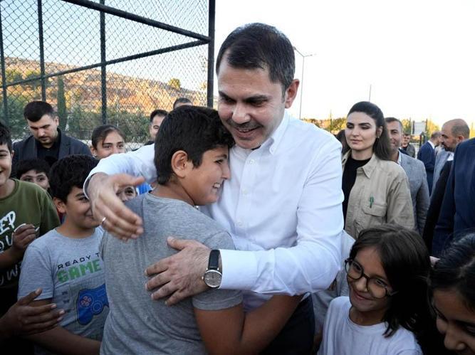 Bakan Kurum, halı saha sözünü tuttuğu çocuklarla futbol oynadı