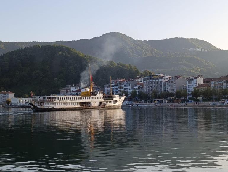 Amasra'da çapası hasar gören restoran vapur karaya oturdu; o anlar kamerada