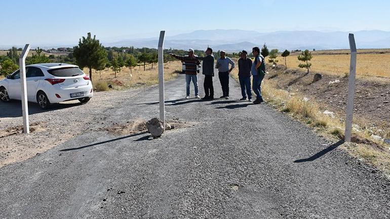 'Arsa benim' dedi, köy yolunu kapattı