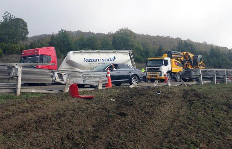 Bariyerleri aşıp karşı yöne geçen tanker, otomobille çarpıştı: 2 yaralı