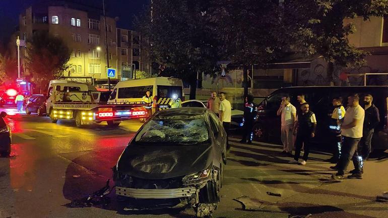 Gaziosmanpaşa'da kontrolden çıkan otomobil, park halindeki 6 araca çarpıp yan yattı