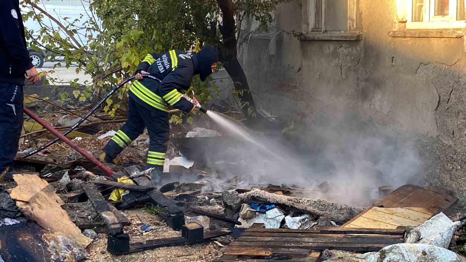 Bahçedeki malzemelerin tutuştuğu yangında maddi hasar oluştu