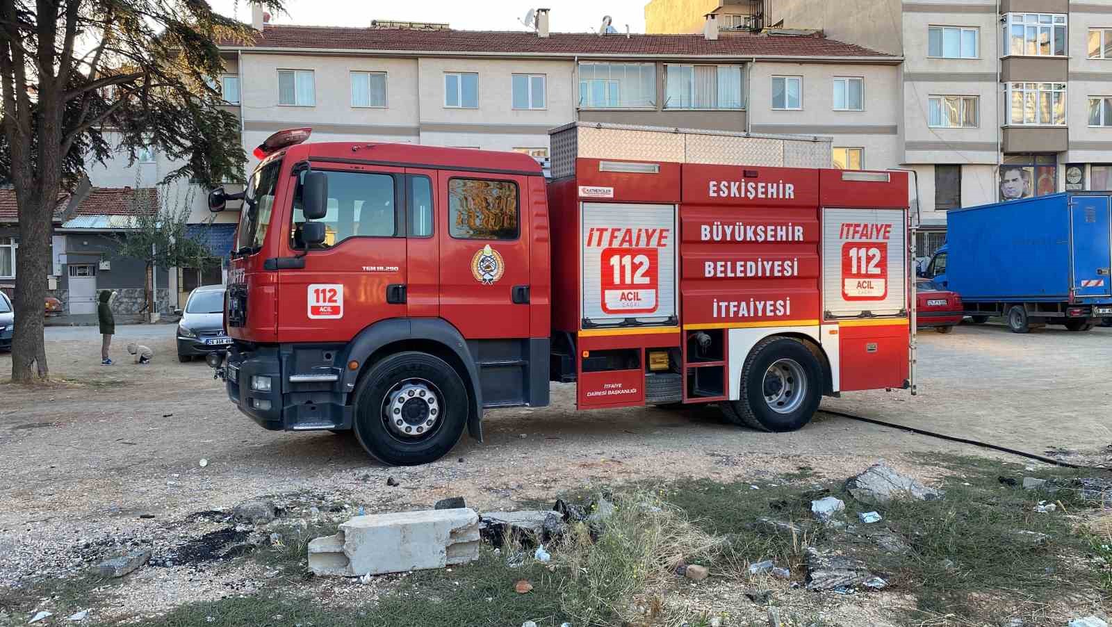 Bahçedeki malzemelerin tutuştuğu yangında maddi hasar oluştu