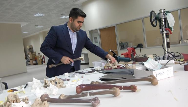 Kişinin anatomisine uygun diz implantı tasarlayıp üretiyorlar