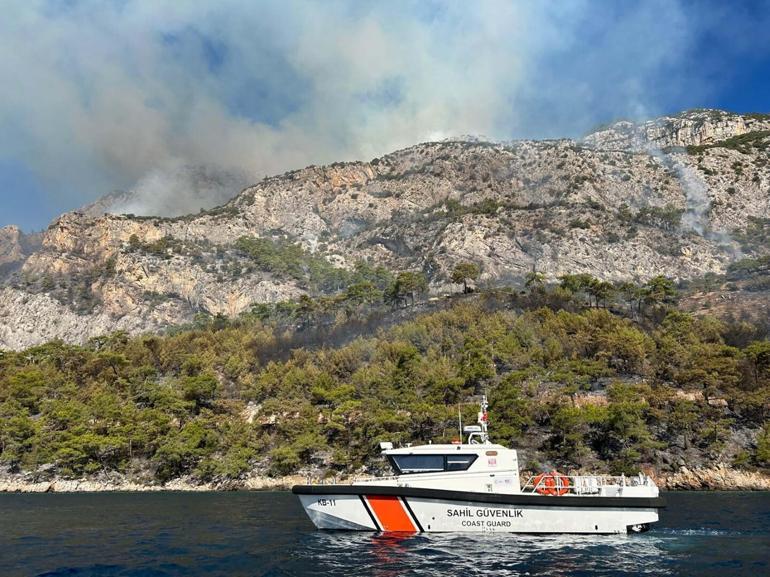 Muğla'nın 2 ilçesinde orman yangınlarına müdahale sürüyor