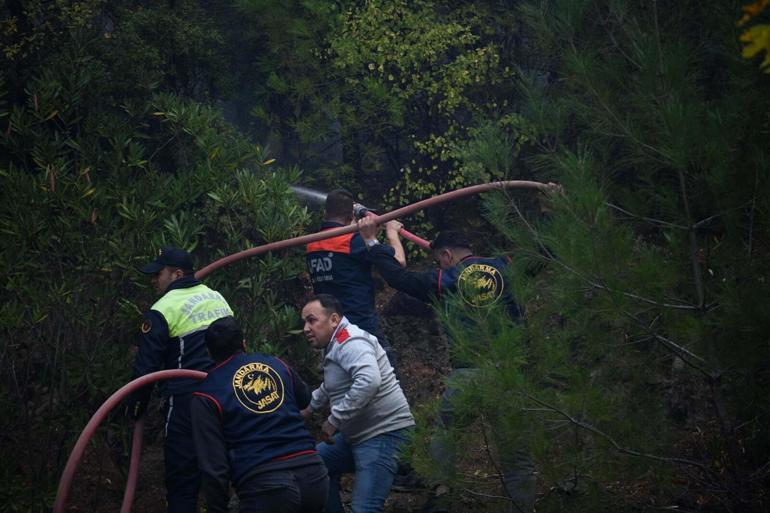 Muğla'nın 2 ilçesinde orman yangınlarına müdahale sürüyor