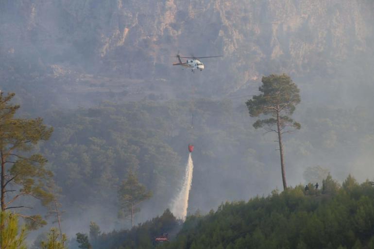 Muğla'nın 2 ilçesinde orman yangınlarına müdahale sürüyor