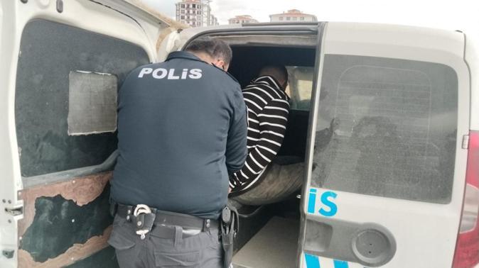 Polisin takibiyle yakalanan ehliyetsiz sürücü adliyede