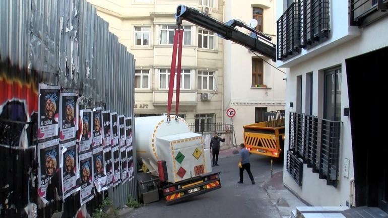 Beyoğlu'nda virajı alamayan TIR yolu kapattı