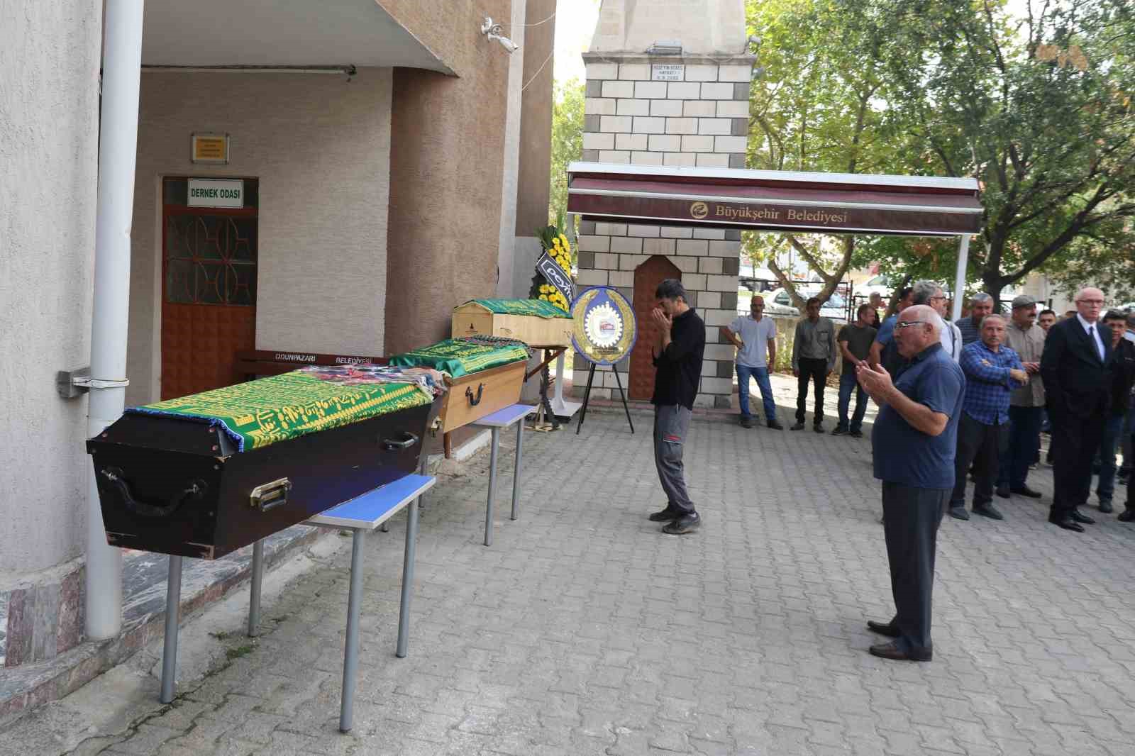 Trafik kazasında hayatını kaybeden 3 aile ferdi son yolculuklarına uğurlandı