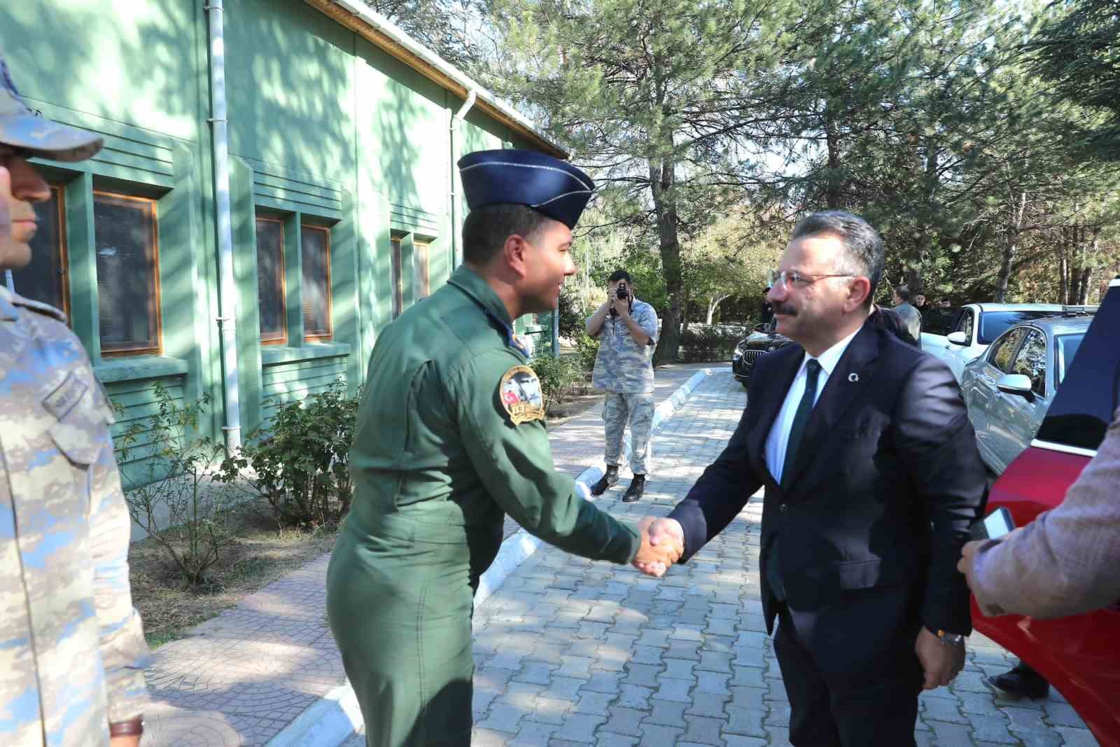 Vali Hüseyin Aksoy, Sivrihisar Hava Meydan Komutanlığı’nı ziyaret etti