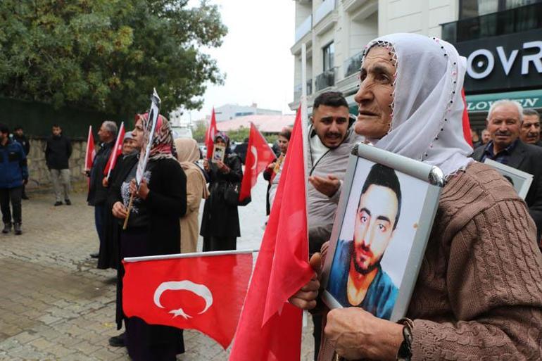 Van'da evlat eylemine katılan anne: Çocuklarımızın kalemini kırıp yerine silah veriyorlar