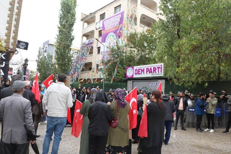 Van'da evlat eylemine katılan anne: Çocuklarımızın kalemini kırıp yerine silah veriyorlar