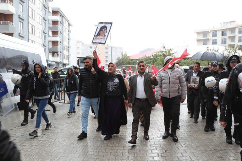 Van'da evlat eylemine katılan anne: Çocuklarımızın kalemini kırıp yerine silah veriyorlar