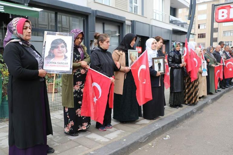 Van'da evlat eylemine katılan anne: Çocuklarımızın kalemini kırıp yerine silah veriyorlar