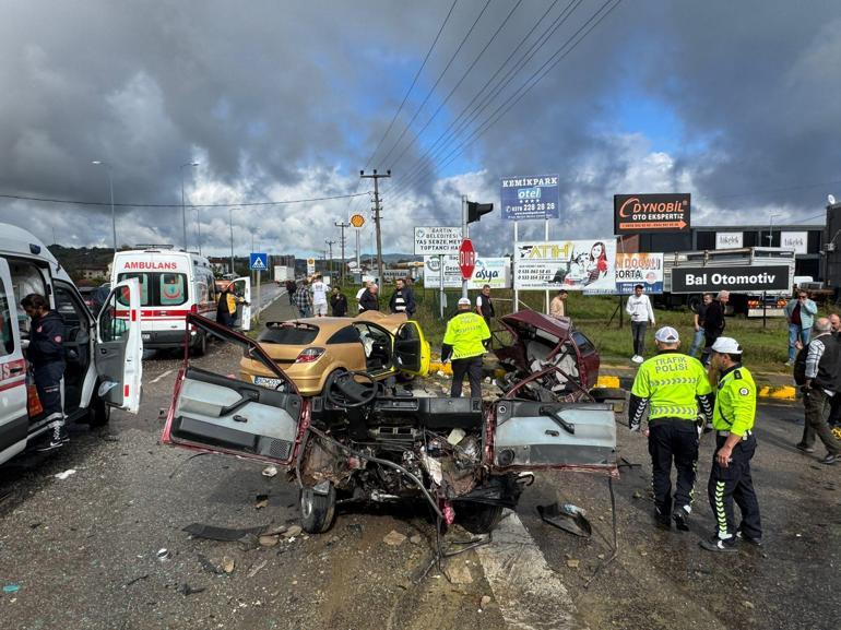 Kavşakta çarpışan otomobillerden biri ikiye bölündü; 1'i çocuk, 6 yaralı