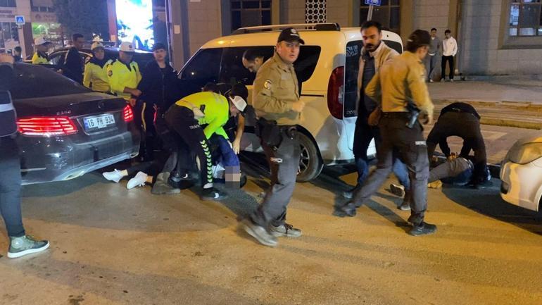 Denetlemeden kaçan alkollü sürücüyü polis, uyarı ateşi açarak yakaladı; o anlar kamerada