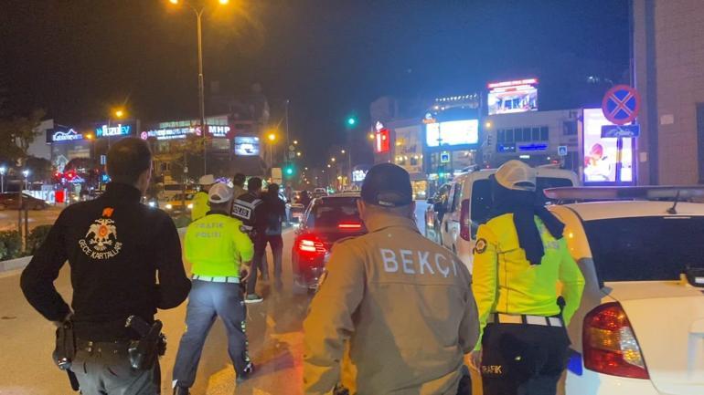 Denetlemeden kaçan alkollü sürücüyü polis, uyarı ateşi açarak yakaladı; o anlar kamerada