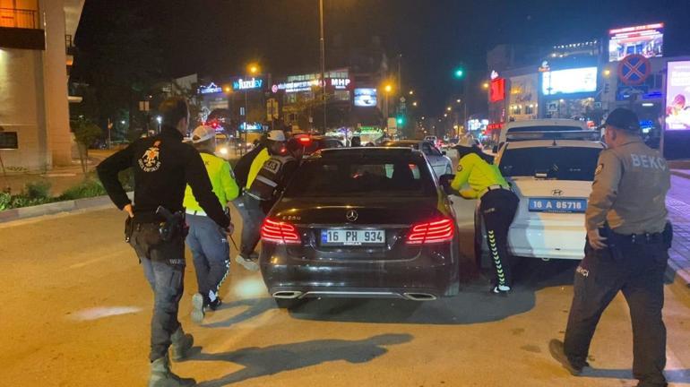 Denetlemeden kaçan alkollü sürücüyü polis, uyarı ateşi açarak yakaladı; o anlar kamerada