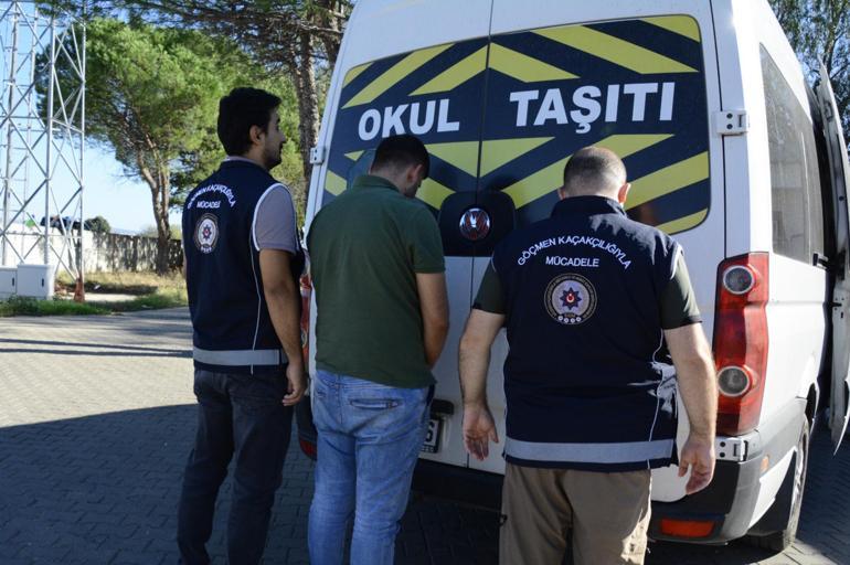 Okul taşıtı görüntüsü verilen minibüste 15 kaçak göçmen yakalandı