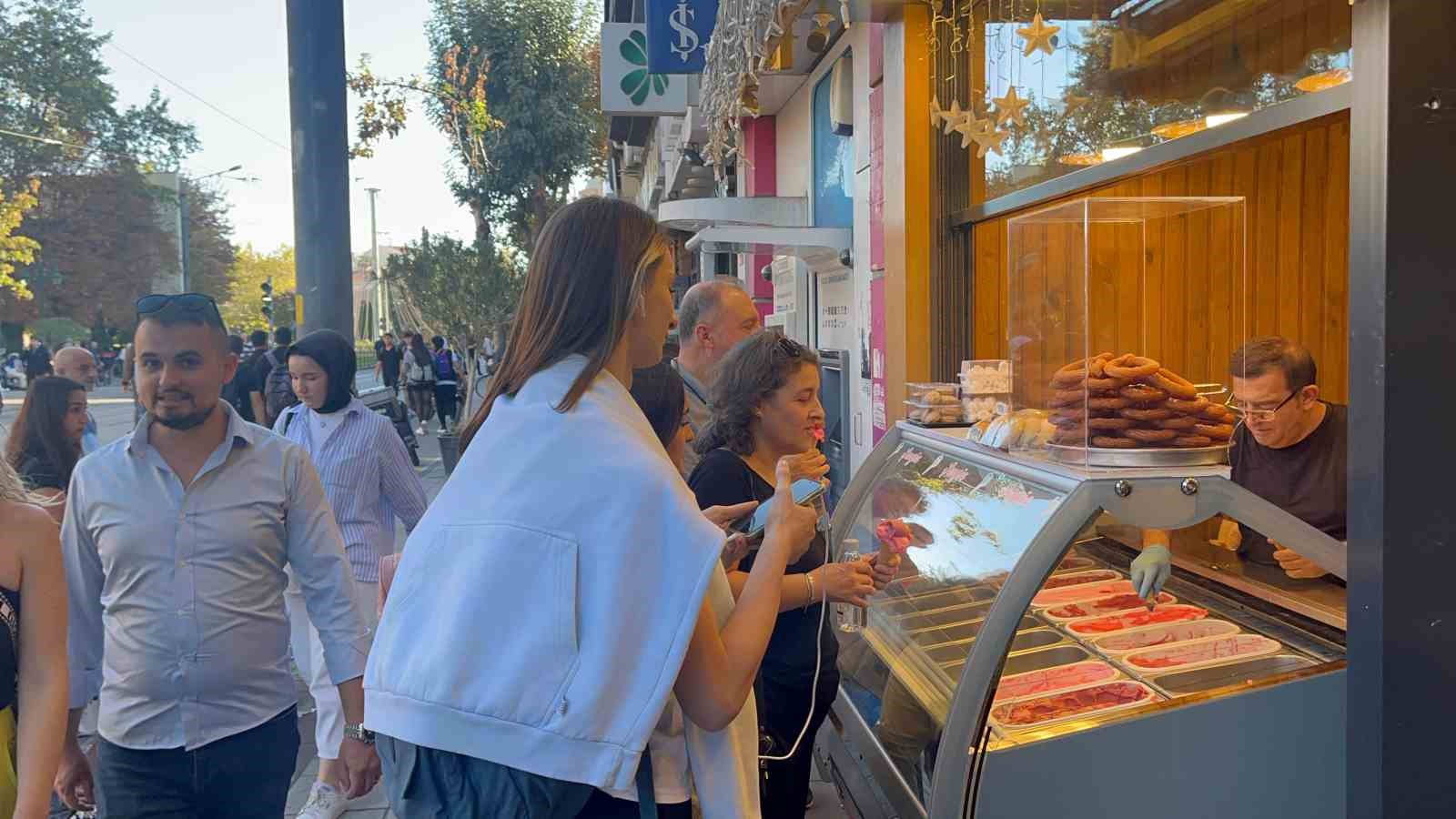 Kampanyaya inanmayan vatandaşlara ücretsiz 200 litre dondurmayı dağıtmakta güçlük çektiler