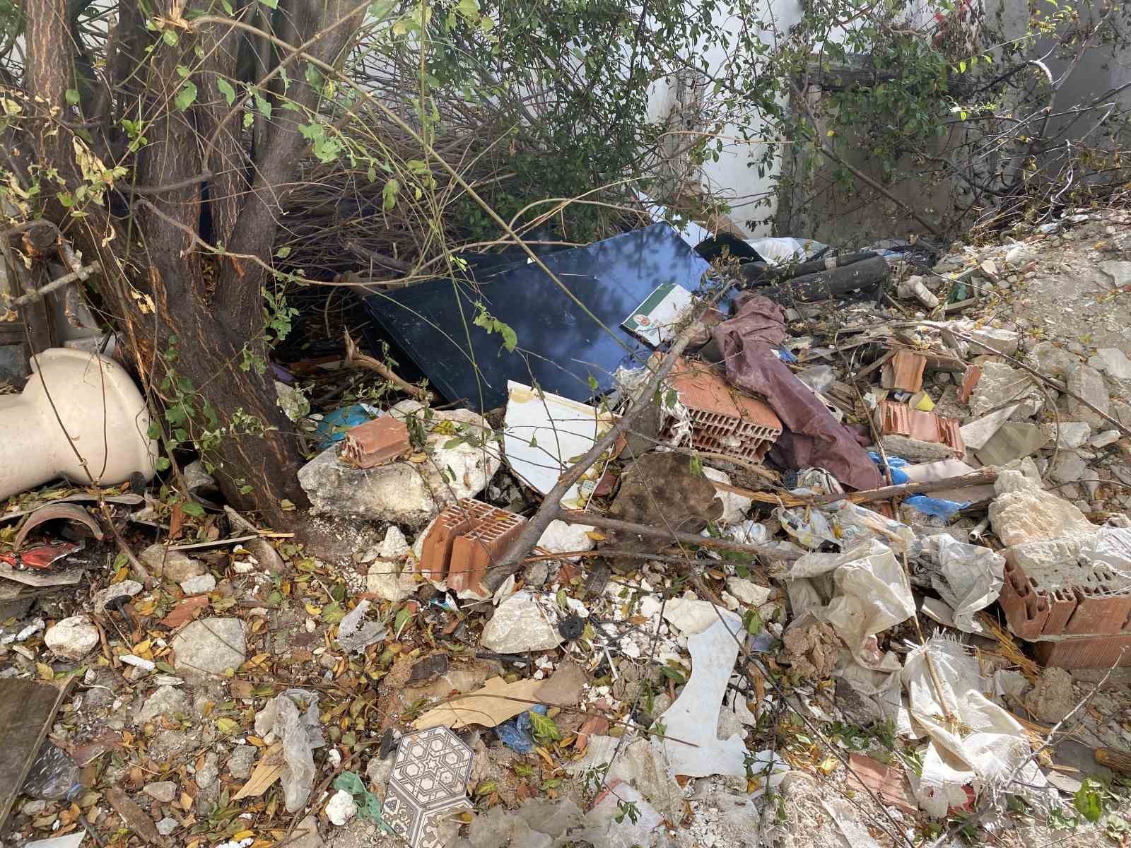 Turistik bölgedeki molozlu arsa kötü görüntü oluşturdu