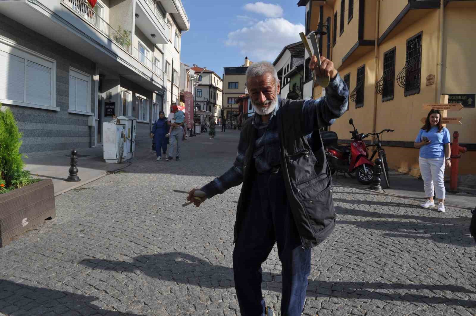 Hamallıktan kalan boş vaktini sokaklarda dans ederek kazanca dönüştürüyor