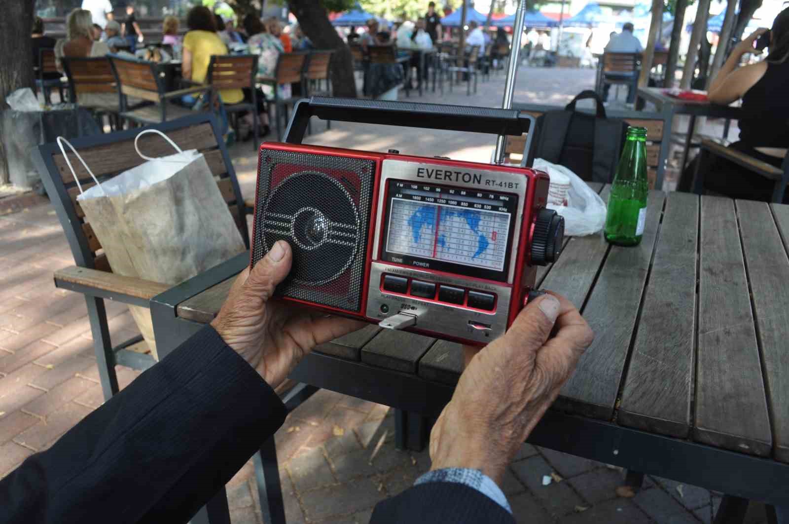 Hamallıktan kalan boş vaktini sokaklarda dans ederek kazanca dönüştürüyor