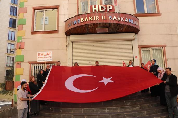 Evlat nöbetindeki aileler, Ankara’daki terör saldırısını lanetledi