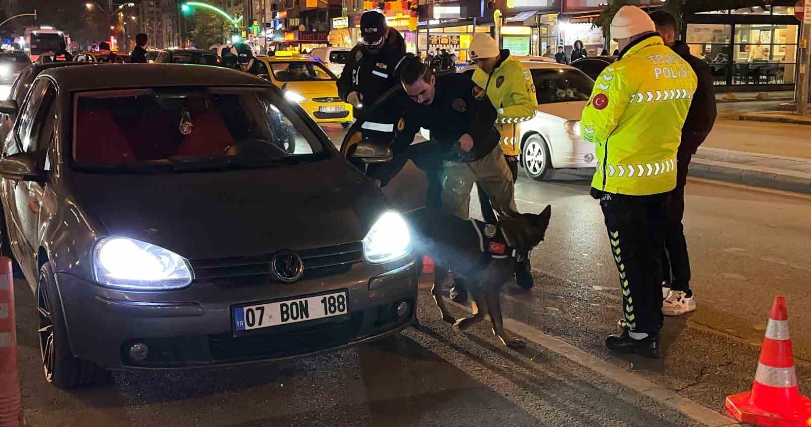 Eskişehir’de ‘Narkoalan’ uygulamasında yüzlerce araç ve kişi denetlendi