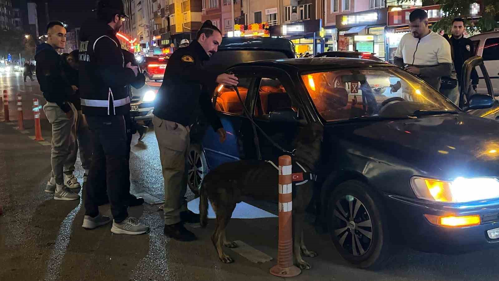 Eskişehir’de ‘Narkoalan’ uygulamasında yüzlerce araç ve kişi denetlendi