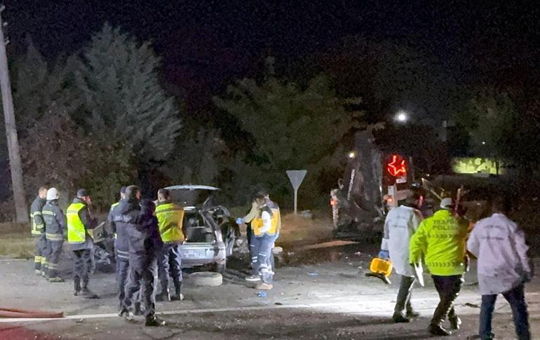 Tekirdağ’da iş makinesine çarpan otomobil alev aldı; 5 ölü